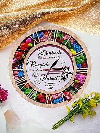 Ceasuri de Perete - Ceas de perete, caseta decorata cu licheni naturali stabilizati, cadou personalizat, "Zambeste,Roaga-te,Iubeste", cadran alb, sonoma stejar, model 1