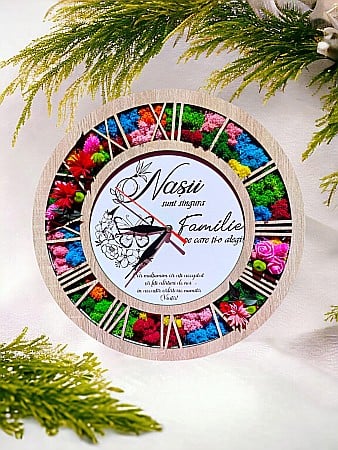 Ceasuri cu Licheni - Ceas de perete stil caseta decorata cu licheni naturali stabilizati, cadou personalizat, "Nasii sunt singura familie pe care ti-o alegi!", cadran alb, sonoma stejar, model 3