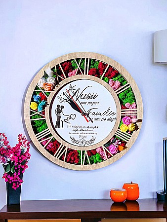 Ceasuri cu Licheni - Ceas de perete tip caseta decorata cu licheni naturali stabilizati, cadou personalizat, "Nasii sunt singura familie pe care ti-o alegi!", cadran alb, sonoma stejar