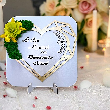 Tablouri cu Licheni - Tablou decorativ personalizat "La casa cu Oameni buni", decorat cu licheni stabilizati, cu design in formă de inimă geometrica– Produs în România de Rustic Wood Decor