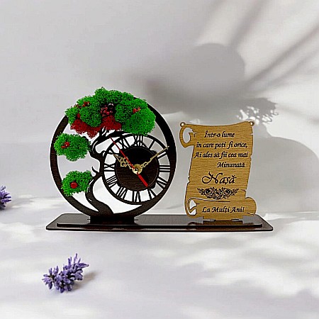Ceasuri cu Licheni - Ceas Bonsai cu Placută, personalizat pentru Nașă "Intr-o lume in care poti fii orice", Produs în România de Rustic Wood Decor ,dimensiune 30x18cm