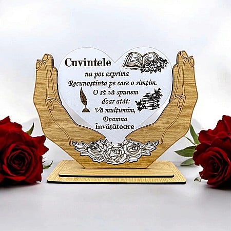 Decoratiuni din Lemn - Decoratiune Tablou Inima in palme, cadou personalizat cu mesaj standard pentru Învățătoare "Cuvintele nu pot exrpima Recunoștința pe care..." dimensiune 20x15cm