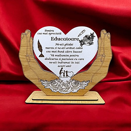 Decoratiuni din Lemn - Decoratiune Tablou Inima in palme, cadou personalizat cu mesaj standard pentru Educatoare "Pentru cea mai apreciată..." dimensiune 20x15cm
