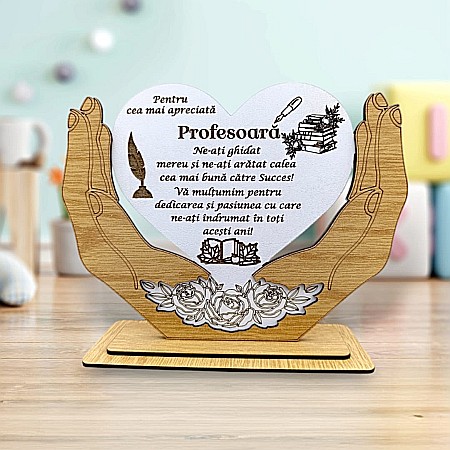Decoratiuni din Lemn - Decoratiune Tablou Inima in palme, cadou personalizat cu mesaj standard pentru Profesoară "Pentru cea mai apreciată …" dimensiune 20x15cm
