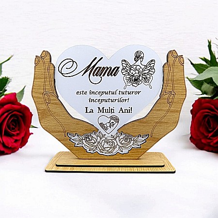 Decoratiuni din Lemn - Decoratiune Tablou Inima in palme, cadou personalizat cu mesaj standard pentru Mamă "Mama este inceputul tuturor inceputurilor! La multi Ani!" dimensiune 20x15cm
