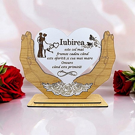 Decoratiuni din Lemn - Decoratiune Tablou Inima in palme, cadou personalizat cu mesaj standard "Iubirea este cel mai frumos cadou..." dimensiune 20x15cm