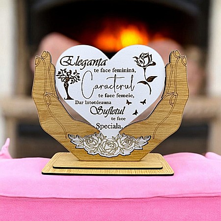 Decoratiuni din Lemn - Decoratiune Tablou Inima in palme, cadou personalizat cu mesaj standard "Eleganța te face feminină, Caracterul te face femeie..." dimensiune 20x15cm
