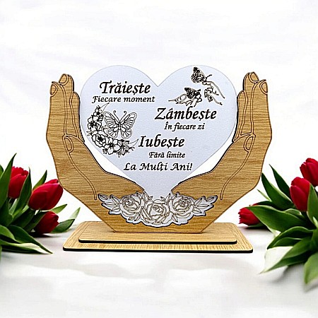 Decoratiuni din Lemn - Decoratiune Tablou Inima in palme, cadou personalizat cu mesaj standard "Trăiește fieacare moment, Zâmbește in fiecare zi..." dimensiune 20x15cm