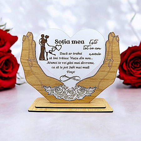 Decoratiuni din Lemn - Decoratiune Tablou Inima in palme, cadou personalizat cu mesaj standard pentru Soție "Soția mea este tot ce am nevoie..." dimensiune 20x15cm