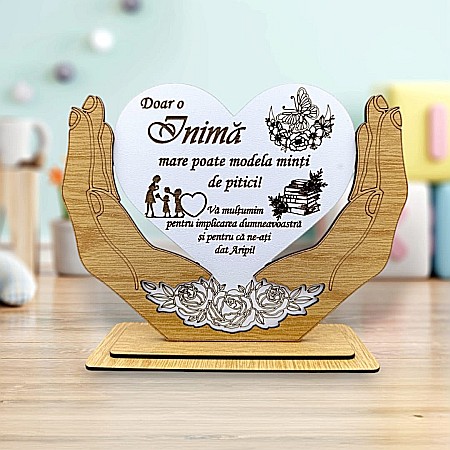 Decoratiuni din Lemn - Decoratiune Tablou Inima in palme, cadou personalizat cu mesaj standard "Doar o Inimă mare poate modela minti de pitici!" dimensiune 20x15cm