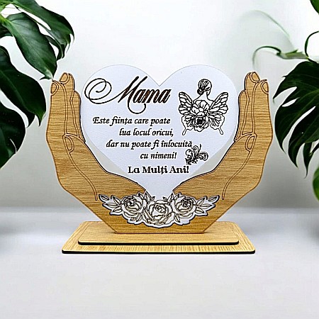 Decoratiuni din Lemn - Decoratiune Tablou Inima in palme, cadou personalizat cu mesaj standard pentru Mamă "Mama este ființa care poate lua locul oricui..." dimensiune 20x15cm