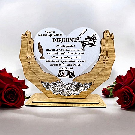 Decoratiuni din Lemn - Decoratiune Tablou Inima in palme, cadou personalizat cu mesaj standard pentru Dirigintă "Pentru cea mai apreciată..." dimensiune 20x15cm