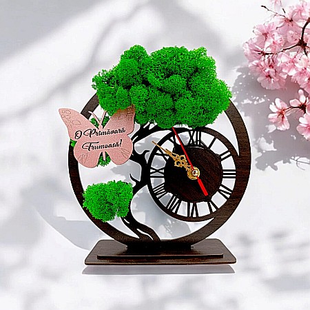 Ceasuri cu Licheni - Ceas stil Bonsai cu licheni naturali, cadou personalizat cu mesaj standard fluture "O Primăvara Frumoasă!" Produs în România de Rustic Wood Decor