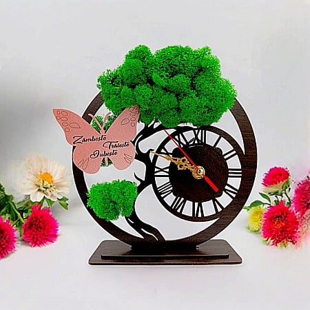 Ceasuri cu Licheni - Ceas stil Bonsai cu licheni naturali, cadou personalizat cu mesaj standard fluture "Zâmbește Trăiește Iubește!" Produs în România de Rustic Wood Decor