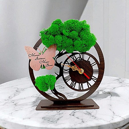 Ceasuri cu Licheni - Ceas stil Bonsai cu licheni naturali, cadou personalizat cu mesaj standard fluture "Minunată, Ambițioasă, Magică, Atentă" Produs în România de Rustic Wood Decor