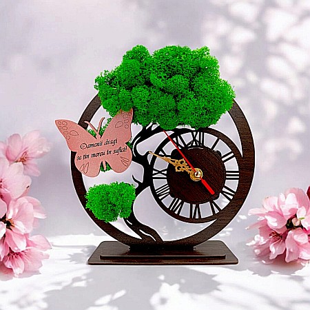 Ceasuri cu Licheni - Ceas stil Bonsai cu licheni naturali, cadou personalizat cu mesaj standard fluture "Oamenii dragi se țin mereu în suflet!" Produs în România de Rustic Wood Decor