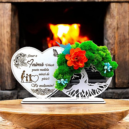 Decoratiune Copacul Vietii-Inima - Tablou Inima Copacul vietii decorativ cu suport, personalizat "Doar o inima mare poate modela minti de pitici!" , Produs în România de Rustic Wood Decor, dimensiune 30x16cm