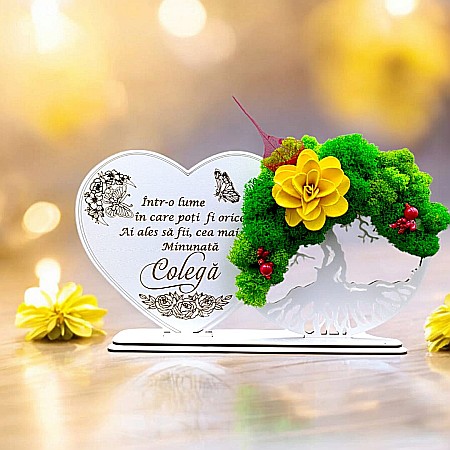 Decoratiune Copacul Vietii-Inima - Tablou Inima Copacul vietii decorativ cu suport, personalizat pentru Colega "Intr-o lume in care poti fii orice..." , Produs în România de Rustic Wood Decor, dimensiune 30x16cm