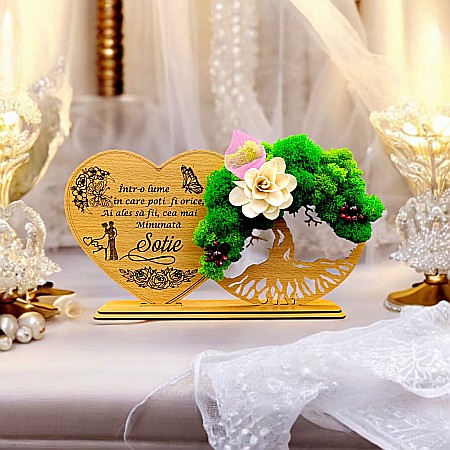 Decoratiune Copacul Vietii-Inima - Tablou Inima Copacul vietii decorativ cu suport, personalizat pentru Sotie "Intr-o lume in care poti fi orice..." , Produs în România de Rustic Wood Decor, dimensiune 30x16cm