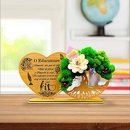Cadouri Educatoare - Tablou Inima Copacul vietii decorativ cu suport, personalizat pentru Educatoare "O Educatoare minunata este greu de gasit..." , Produs în România de Rustic Wood Decor, dimensiune 30x16cm
