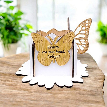Cutie Martisor - Cadou personalizat, Cutie tip martisor cu fluturi si mesaj standard pentru Colega, dimensiune 10x10, alb