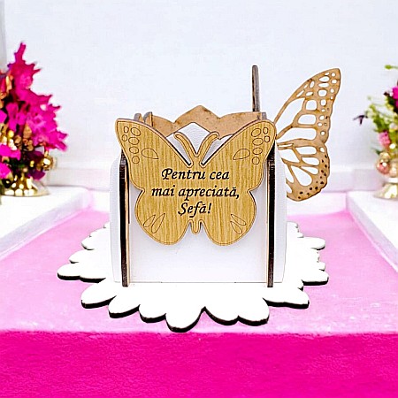 Cutie Martisor - Cadou personalizat, Cutie tip martisor cu fluturi si mesaj standard pentru Sefa, dimensiune 10x10, alb