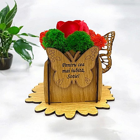 Cutie Martisor - Cadou personalizat, cutie din lemn decorata cu licheni cu mesaj standard pentru "Cea mai iubita Sotie!", dimensiune 7x7cm, maro