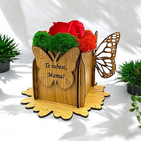 Cadouri Mama - Cadou personalizat, cutie din lemn decorata cu licheni cu mesaj standard pentru "Te iubesc Mama!", dimensiune 7x7cm, maro
