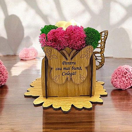 Cutie Martisor - Cadou personalizat, cutie din lemn decorata cu licheni cu mesaj standard pentru "Cea mai buna Colega!", dimensiune 7x7cm, maro