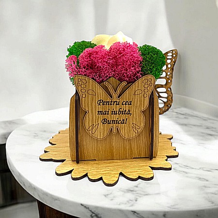 Cutie Martisor - Cadou personalizat, cutie din lemn decorata cu licheni cu mesaj standard pentru "Cea mai iubita Bunica!", dimensiune 7x7cm, maro