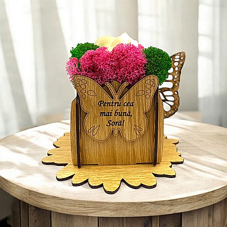 Cutie Martisor - Cadou personalizat, cutie din lemn decorata cu licheni cu mesaj standard pentru "Cea mai buna Sora!", dimensiune 7x7cm, maro