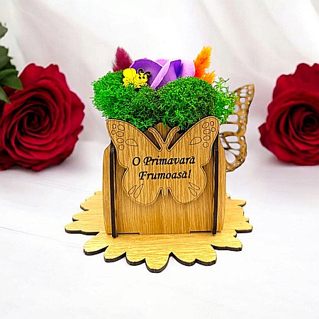 Cutie Martisor - Cadou personalizat, cutie din lemn decorata cu licheni cu mesaj standard pentru 8Martie/Ziua Femeii, dimensiune 7x7cm, maro