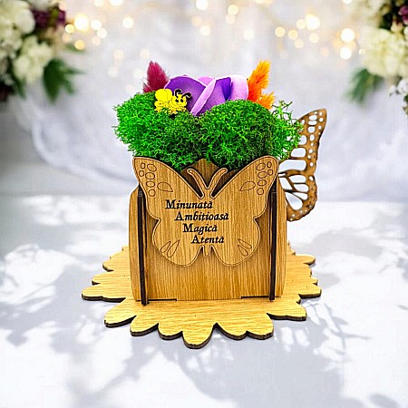 Cutie Martisor - Cadou personalizat, cutie din lemn decorata cu licheni cu mesaj standard pentru 8Martie/Ziua Femeii, model 2,dimensiune 7x7cm, maro