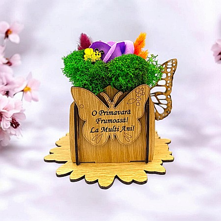 Cutie Martisor - Cadou personalizat, cutie din lemn decorata cu licheni cu mesaj standard pentru 8Martie/Ziua Femeii, model 3,dimensiune 7x7cm, maro