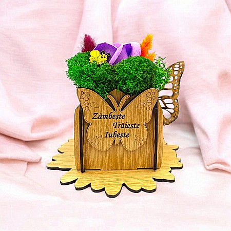 Cutie Martisor - Cadou personalizat, cutie din lemn decorata cu licheni cu mesaj standard pentru 8Martie/Ziua Femeii, model 4,dimensiune 7x7cm, maro