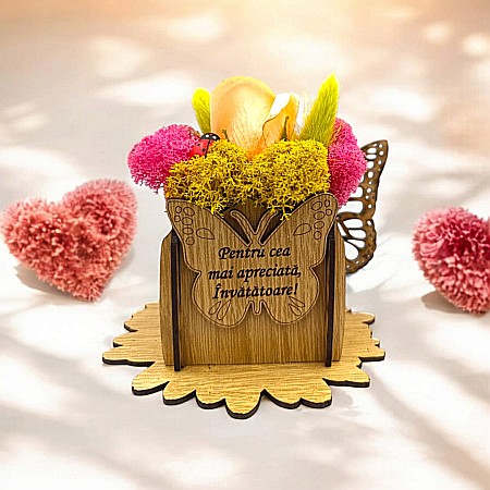 Cadouri Invatatoare - Cadou personalizat, cutie din lemn decorata cu licheni cu mesaj standard pentru Invatatoare, dimensiune 7x7cm, maro