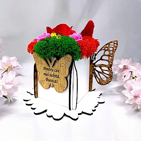 Cadou personalizat, cutie din lemn decorata cu licheni cu mesaj standard pentru Bunica, dimensiune 7x7cm, alb