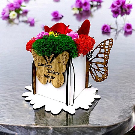 Cadouri Mama - Cadou personalizat, cutie din lemn decorata cu licheni cu mesaj standard pentru Familie/Mama/Sotie/Prieteni, dimensiune 7x7cm, alb