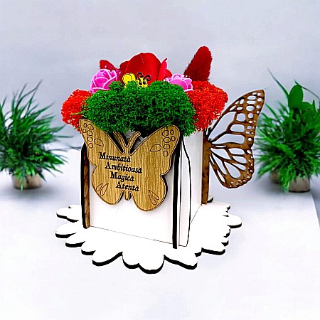 Cadouri Mama - Cadou personalizat, cutie din lemn decorata cu licheni cu mesaj standard pentru Familie/Mama/Sotie/Ziua Femeii, model 3, dimensiune 7x7cm, alb