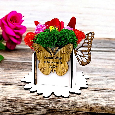 Cutie Martisor - Cadou personalizat, cutie din lemn decorata cu licheni cu mesaj standard pentru Oamenii Dragi, dimensiune 7x7cm, alb