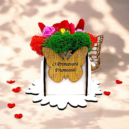 Cutie Martisor - Cadou personalizat, cutie din lemn decorata cu licheni cu mesaj standard pentru 8Martie/Ziua Femeii, dimensiune 7x7cm, alb
