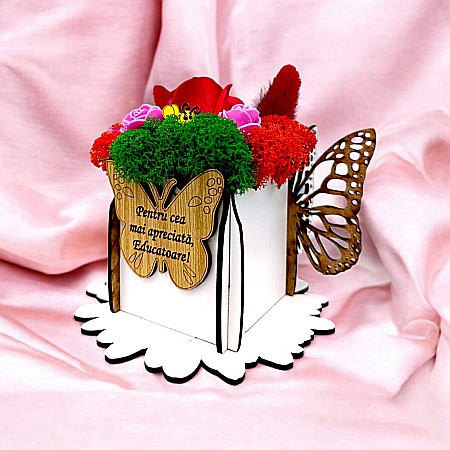 Cutie Martisor - Cadou personalizat, cutie din lemn decorata cu licheni cu mesaj standard pentru Educatoare, dimensiune 7x7cm, alb