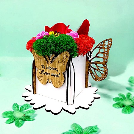 Cutie Martisor - Cadou personalizat, cutie din lemn decorata cu licheni cu mesaj standard pentru "Sotia Mea", dimensiune 7x7cm, alb