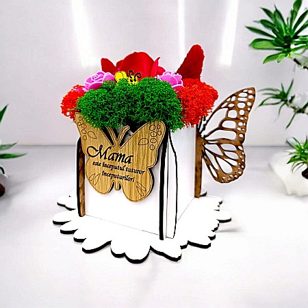 Cadouri Mama - Cadou personalizat, cutie din lemn decorata cu licheni cu mesaj standard pentru "Mama este inceputul...", dimensiune 7x7cm, alb