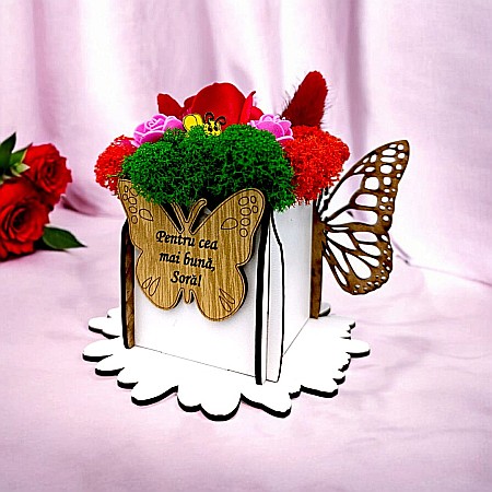 Cutie Martisor - Cadou personalizat, cutie din lemn decorata cu licheni cu mesaj standard pentru "Cea mai buna Sora!", dimensiune 7x7cm, alb