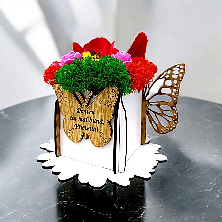 Cutie Martisor - Cadou personalizat, cutie din lemn decorata cu licheni cu mesaj standard pentru "Cea mai buna Prietena!", dimensiune 7x7cm, alb