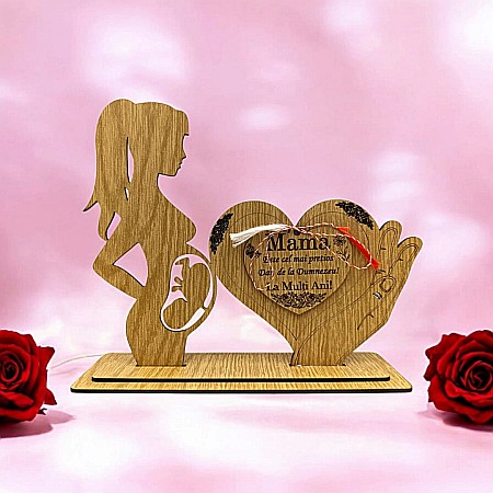 Decoratiuni din Lemn - Cadou personalizat cu silueta unei mame insarcinate, decoratiune cu mesaj standard pentru Mama, dimensiune 20×18cm