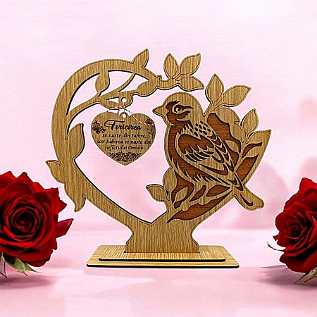 Decoratiuni din Lemn - Cadou personalizat cu pasare in forma de inima, decoratiune cu mesaj standard pentru 8 Martie/Ziua Femeii, dimensiune 19x22cm
