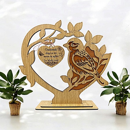 Decoratiuni din Lemn - Cadou personalizat cu pasare in forma de inima, decoratiune cu mesaj standard pentru "Oamenii Dragi", dimensiune 19x22cm