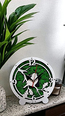 Ceasuri cu Licheni - Cadou personalizat, Ceas de birou cu licheni gravat cu pasare , alb